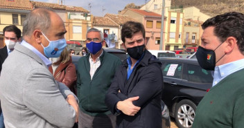 El presidente del PP de Zaragoza, Ramón Celma; junto a los alcaldes de Illueca y Brea.