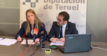 Yolanda Sevilla y Carlos Boné, en la sede de la Comarca del Bajo Aragón durante la rueda de prensa previa al pleno