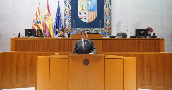 Lagüens, durante su intervención en el pleno de las Cortes
