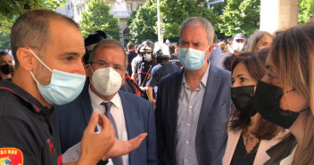 La portavoz y varios diputados han escuchado las reivindicaciones de los Bomberos de la DPZ antes del Pleno. 