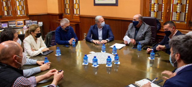 Jorge Azcón, durante la reunión con representantes de ASAJA Huesca