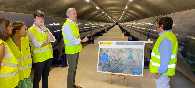 Azcón durante la visita a las obras de Mularroya