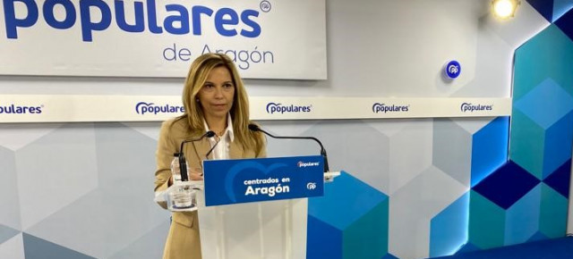 Ana Alós atiende a los medios de comunicación en la sede del PP