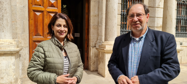 Emma Buj y Julio Esteban, a las puertas del Ayuntamiento de Teruel