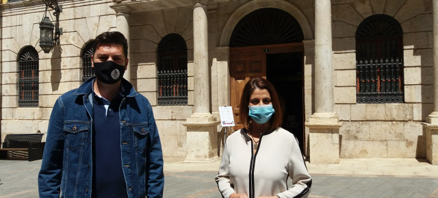 Javier Domingo y Emma Buj, frente al Ayuntamiento de Teruel