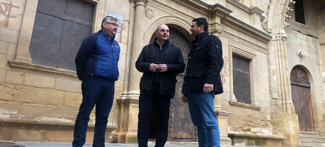 Celma, Gracia Suso y Estevan, frente al Ayuntamiento de Alcañiz