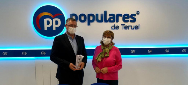 Manuel Blasco y Carmen Pobo en la sede del Partido Popular de Teruel