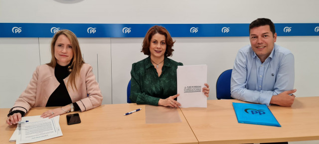 Yolanda Sevilla, Emma Buj y Javier Domingo, en la sede del Partido Popular de Teruel