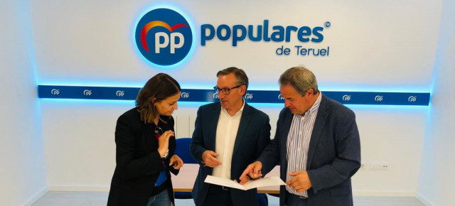 Rosa María Sánchez, Joaquín Juste y Jesús Fuertes en la sede del Partido Popular de Teruel