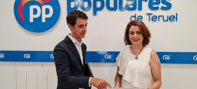 Pedro Navarro y Emma Buj en la sede del Partido Popular de Teruel