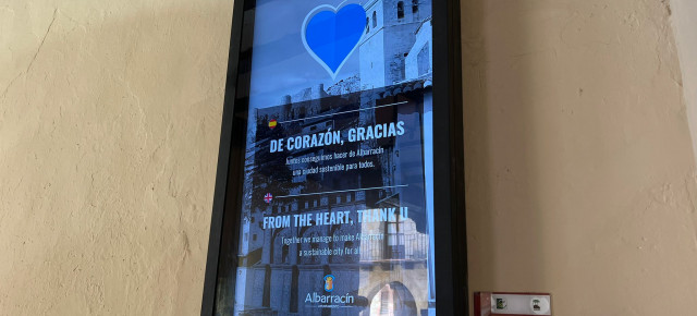 El Ayuntamiento de Albarracín colocó una pantalla en la fachada del edificio consistorial sin los preceptivos permisos