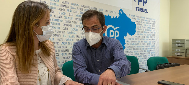 Yolanda Sevilla y Carlos Boné en las dependencias del Grupo Provincial del Partido Popular