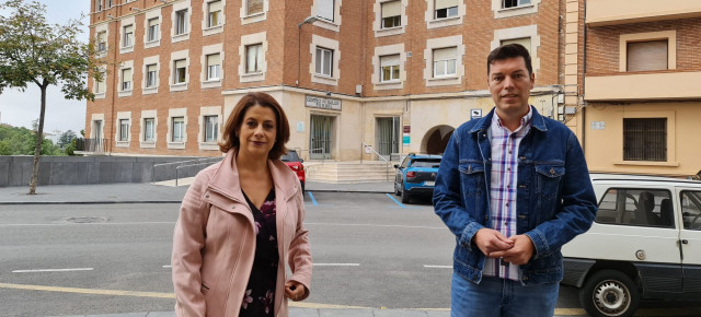 Emma Buj y Javier Domingo, a las puertas del consultorio Teruel Centro