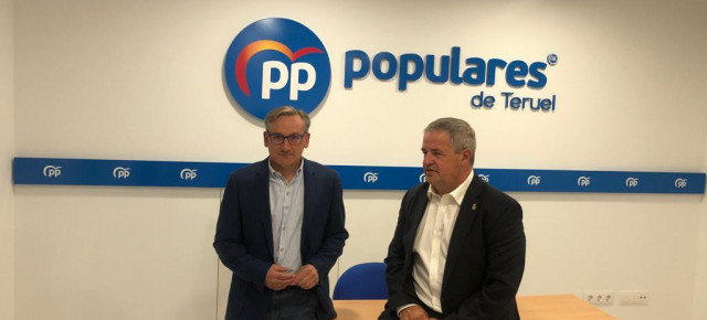 Joaquín Juste y Jesús Fuertes en la sede del Partido Popular de Teruel