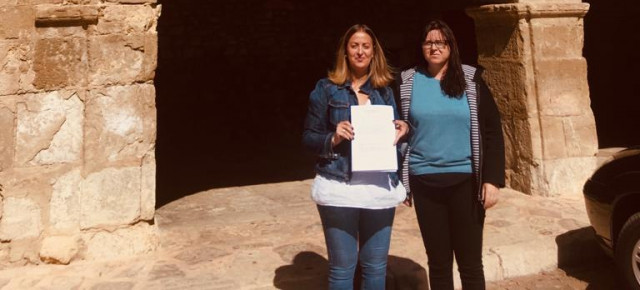 Rosa María Sánchez y Mónica Sánchez, a las puertas del Ayuntamiento de Orihuela del Tremedal