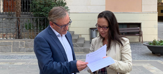 Joaquin Juste y Silvia Quílez en la puerta del Ayuntamiento de Andorra