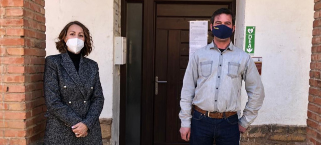 Rosa Sánchez y Juan Diego Puerto en la puerta del consultorio médico de Noguera de Albarracín