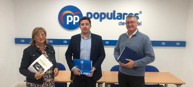 Carmen Pobo, Alberto Herrero y Manuel Blasco, en la sede del Partido Popular de Teruel