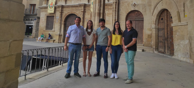 Concejales del Partido Popular en las puertas en Ayuntamiento de Alcañiz