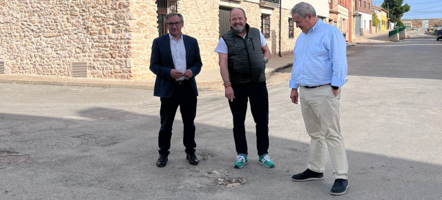Joaquín Juste y Jesús Fuertes visitaron la localidad de Muniesa para ver el estado de la travesía en compañía de su alcalde