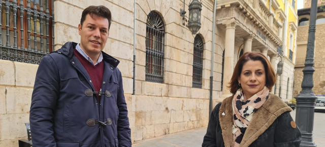 Javier Domingo y Emma Buj, a las puertas del Ayuntamiento de Teruel