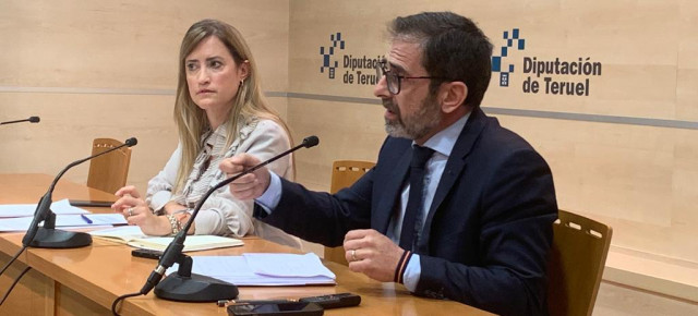 Yolanda Sevilla y Carlos Boné en la sala de prensa de la Diputación Provincial de Teruel