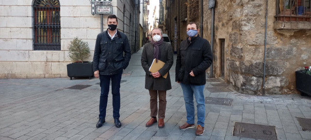 Javier Domingo, Rogelio Dolz y José Gabriel Pérez en las inmediaciones  de la sede comarcal