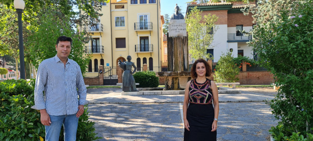El portavoz del Partido Popular, Javier Domingo, y la alcaldesa de Teruel, Emma Buj, en la Fuente Torán de la capital