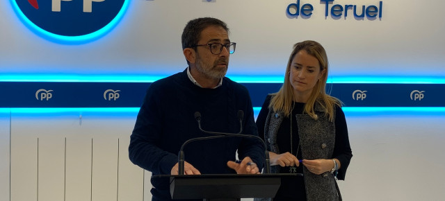 Carlos Boné y Yolanda Sevilla en la sede del PP turolense
