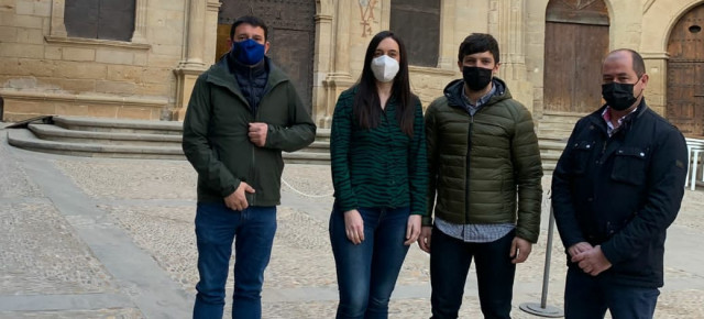 Estevan, Loren, Carbó y Espés en la plaza de España de Alcañiz, frente a la puerta del Ayuntamiento