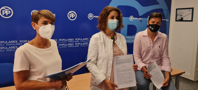 Rocío Féliz de Vargas, Emma Buj y Javier Domingo en la sede del Partido Popular de Teruel