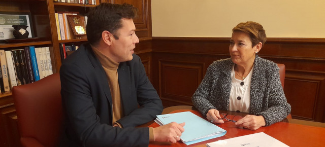 Javier Domingo y Rocío Feliz de Vargas en el Ayuntamiento de Teruel