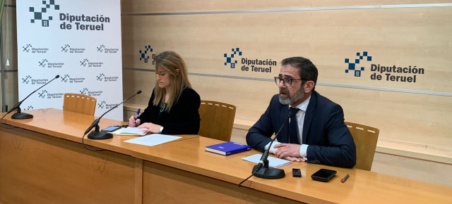 Yolanda Sevilla y Carlos Bone, minutos antes de comenzar el pleno ordinario del mes de febrero