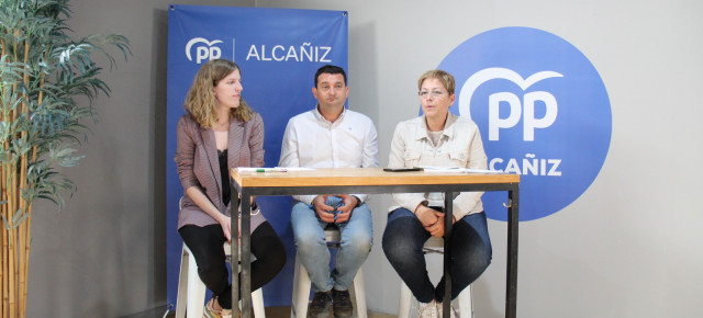 Casas, Estevan y Zapater, en la sala de prensa del Partido Popular de Alcañiz