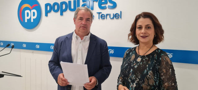 Jesús Fuertes y Emma Buj en la sede del Partido Popular de Teruel