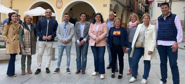 Miembros de la candidatura del Partido Popular en el Ayuntamiento de Albalate del Arzobispo, en compañía de representantes de la lista autonómica