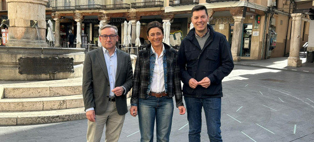 Juste, Marín y Domingo en la plaza del Torico, donde tuvo lugar una de las últimas incidencias sanitarias en Teruel