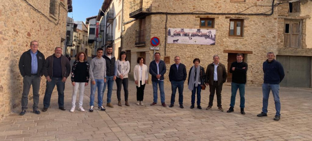 Representantes municipales y autonómicos en la localidad de Cantavieja