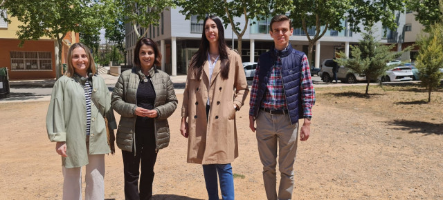 Emma Buj, junto a miembros de su candidatura, en las parcelas municipales donde se podrían construir esas viviendas