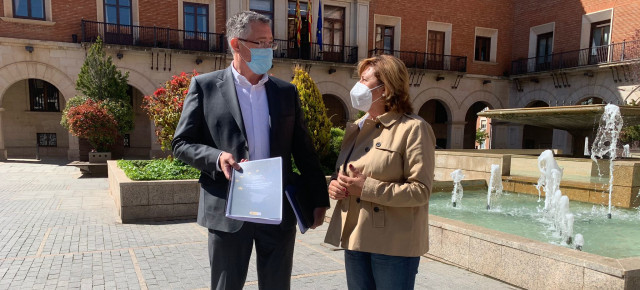 Manuel Blasco y Carmen Pobo frente a la Subdelegación del Gobierno de Teruel