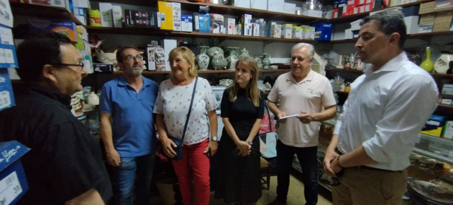 Los candidatos del Partido Popular visitando una tienda en el municipio de Cretas