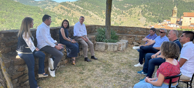 Los candidatos del PP turolense han mantenido una reunión con empresarios turísticos en Linares de Mora