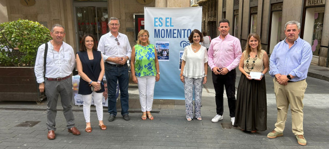 Los candidatos han participado en una mesa informativa en la plaza del Torico