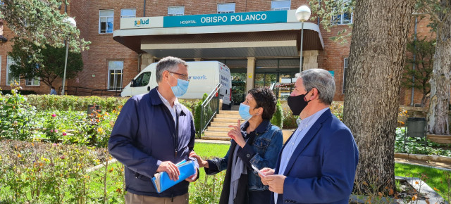 Manuel Blasco, Ana Marín y Jesús Fuertes en la puerta del hospital Obispo Polanco
