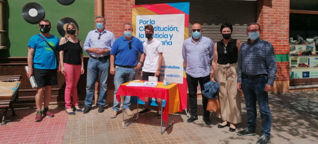 Una amplia representación del Partido Popular de Teruel ha participado en la recogida de firmas de este domingo