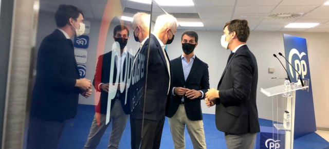 Ramón Celma, Eloy Suárez y Pedro Navarro, en la sede del PP de Zaragoza.