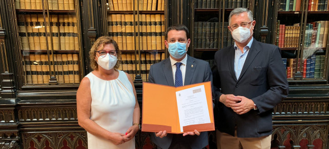 Los senadores populares, Manuel Blasco y Carmen Pobo, y el concejal Miguel Ángel Estevan, han estado presentes en el acto de donación de este jueves