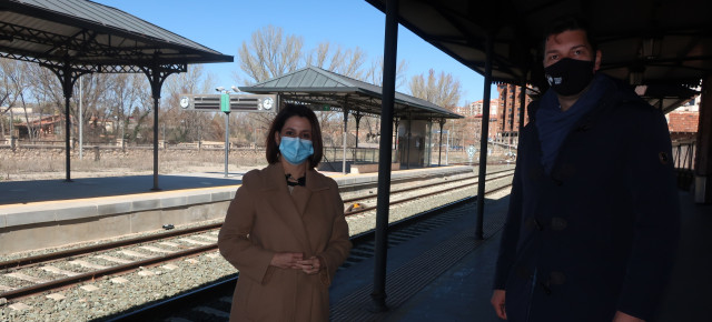 Emma Buj y Javier Domingo en la estación de tren de Teruel