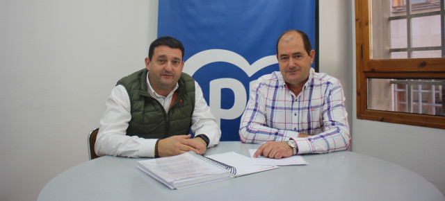 Miguel Ángel Estevan y Ángel Espés, en el despacho municipal del Grupo Popular en el Ayuntamiento de Alcañiz