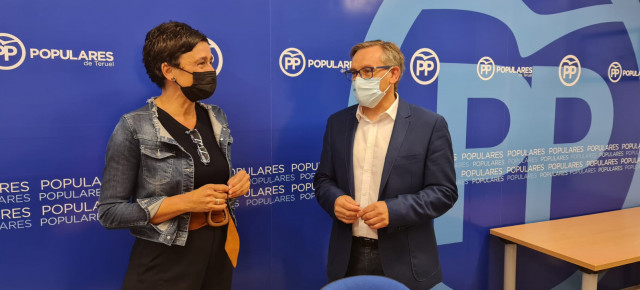 Ana Marín y Joaquín Juste en la sede del Partido Popular de Teruel